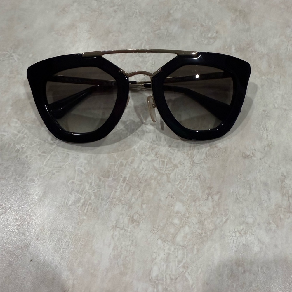 Chic Black Sunglasses